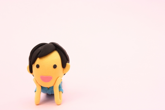 ②一人（または狭い人間関係の中）でいる時間が長い