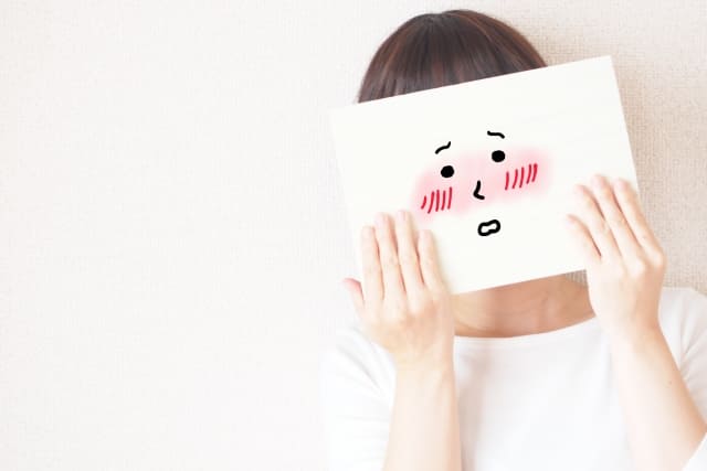 ④声が小さい、どもる、赤面してしまうなどのコンプレックスを抱えている