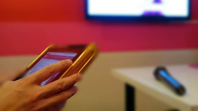 カラオケに行く