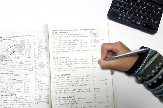 解説が豊富なテキストを使用する