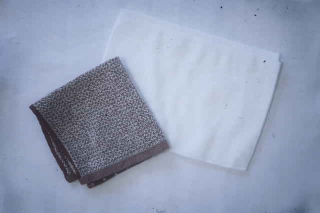 同居人に濡れタオルをかけてもらう