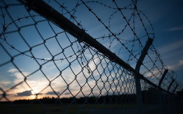 逃げることができないと思い込んでいる