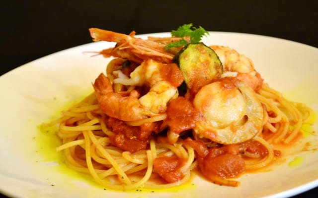 美味しいものを食べる