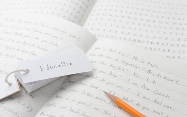 姿勢を変えて、黙読・音読・書くを試そう