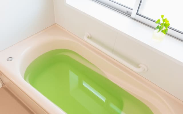 湯船につかって身体をあたためる