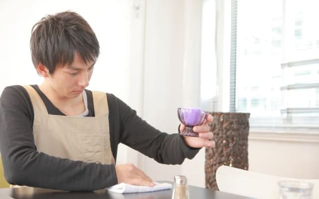 静かな飲食店の、ランチタイムのスタッフ