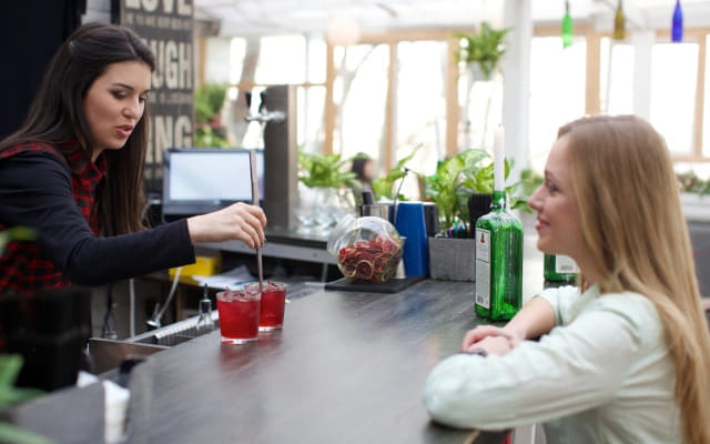 お客さん同士で話ができる店など行く