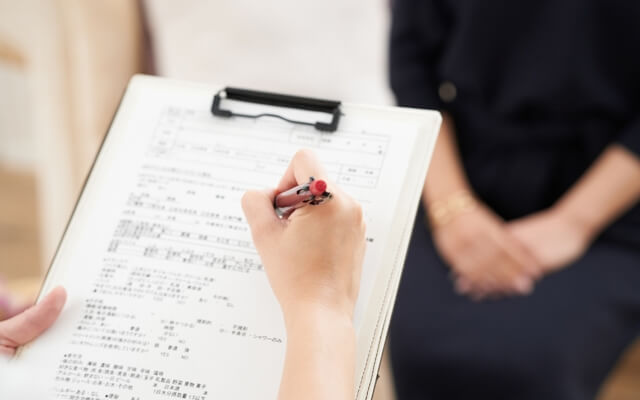 家族だけで抱えず第三者（専門家）に相談する