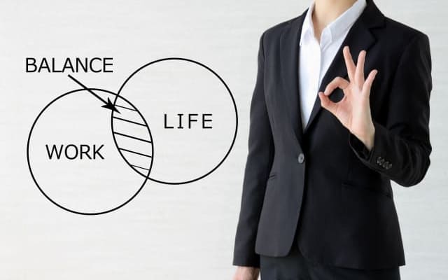 ①働きながら大学で学ぶことは可能でしょうか？