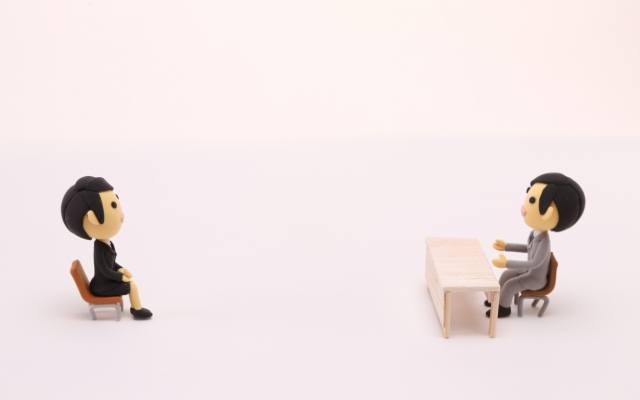 ①受験科目は、書類選考＋面接や作文が中心