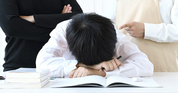 原因を子どもに問いただす