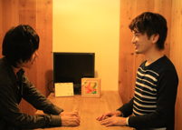 生徒の悩みに耳を傾ける安田理事長