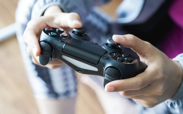 昼夜逆転でゲームなどばかり。高校は中退