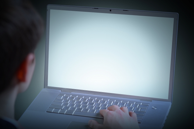 インターネットにのめり込み昼夜逆転。段階的に不登校に